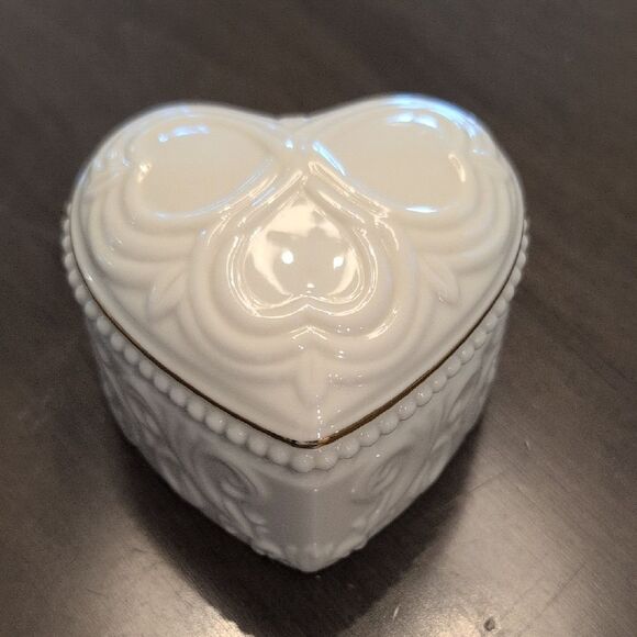 Lenox Heart-Shaped Cream Porcelain Trinket Box 24K Gold Trim - Picture 1 of 9